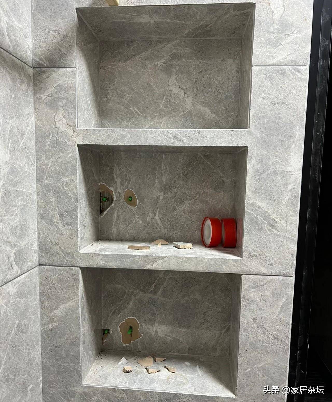 说实话,在漂亮耐用实用的置物架面前,壁龛不值一提!_对比_卫生间_瓷砖