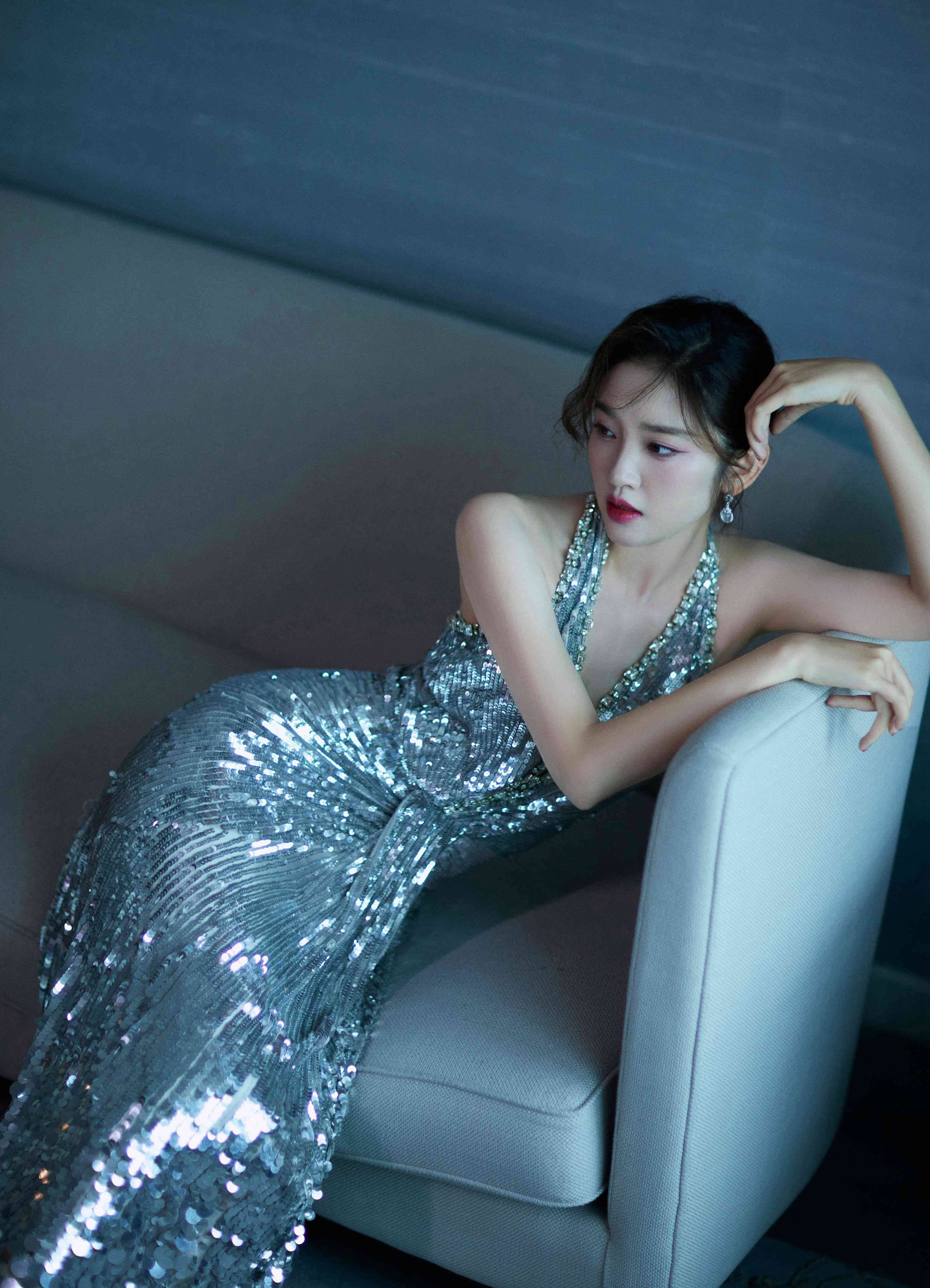 唐艺昕v领亮闪连衣裙性感写真_锁骨_黑色_看法