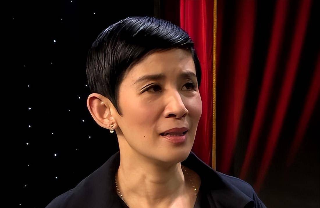 吴君如曾称女儿是"小肥鸡",现送17岁的她出道了,评价:她太青涩_陈是知