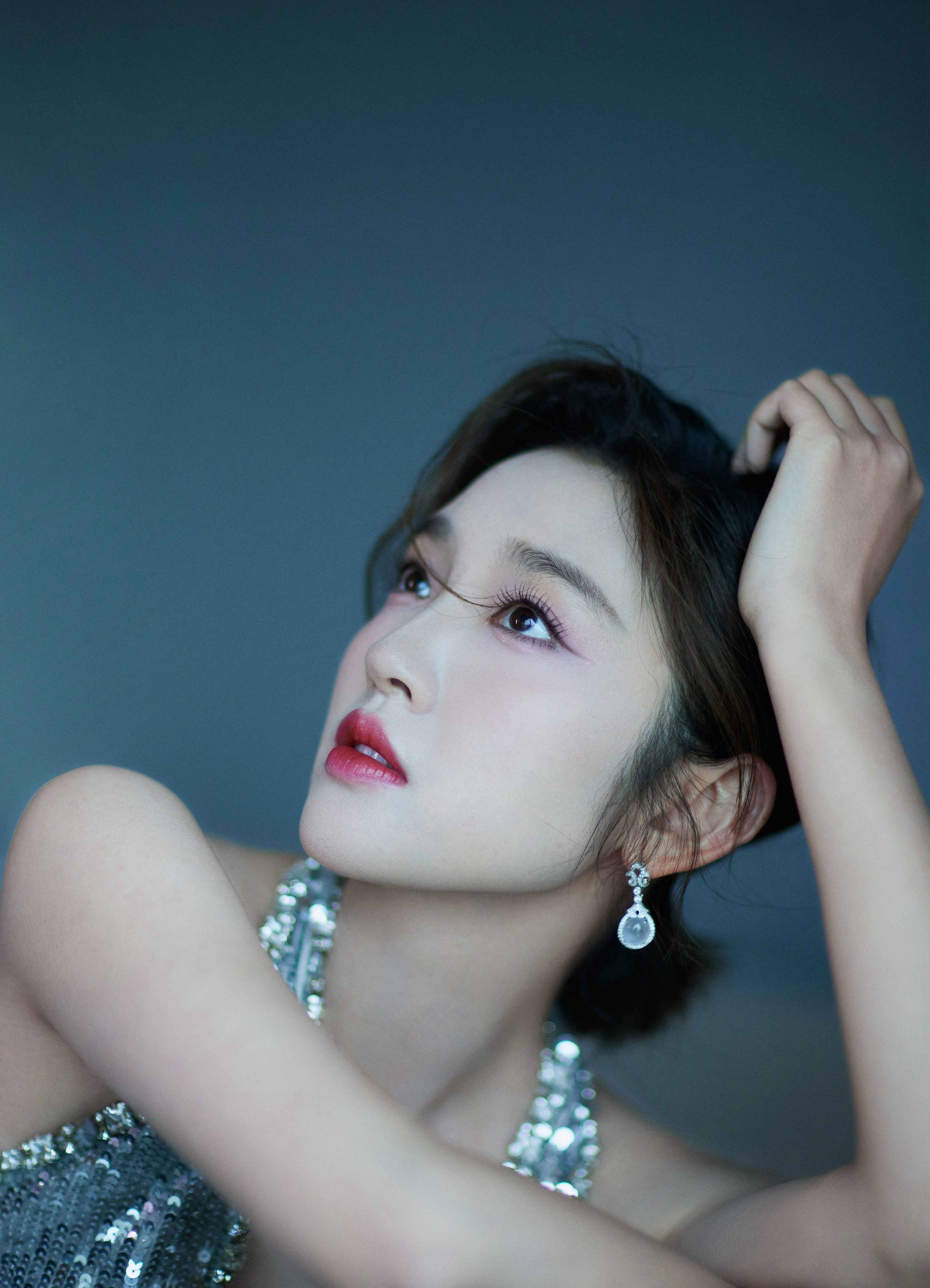 唐艺昕v领亮闪连衣裙性感写真_锁骨_黑色_看法