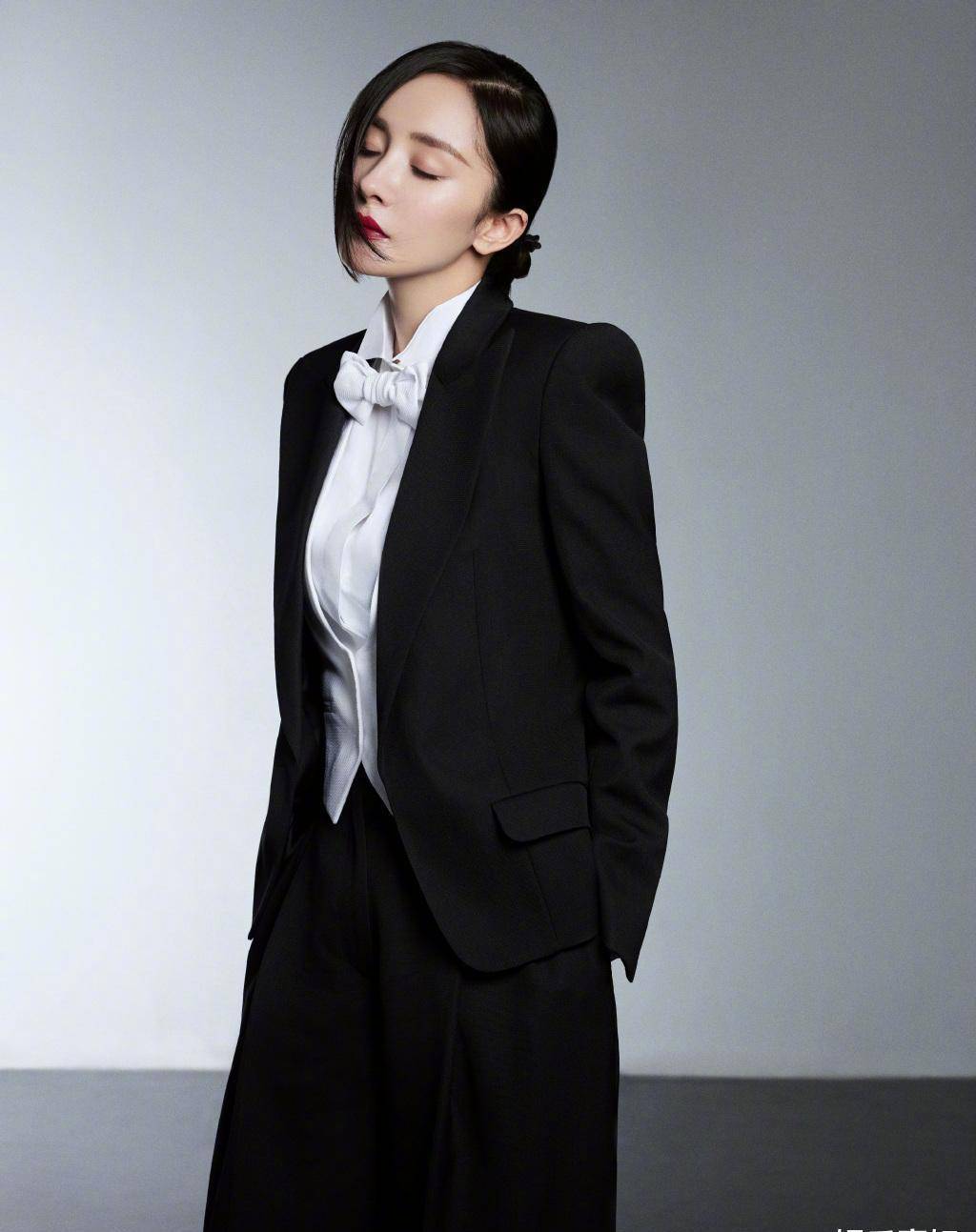 杨幂亮相嘉人女性影响力之夜造型,穿着高定礼服套装,半面公主切搭配宽