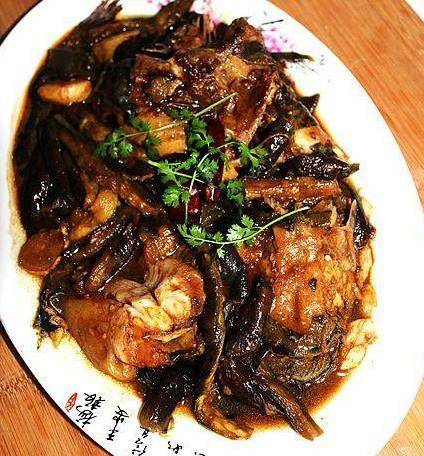 东北四大炖的"鲇鱼炖茄子"来咯!止不住的口水流啊!_大火_鲶鱼_小火