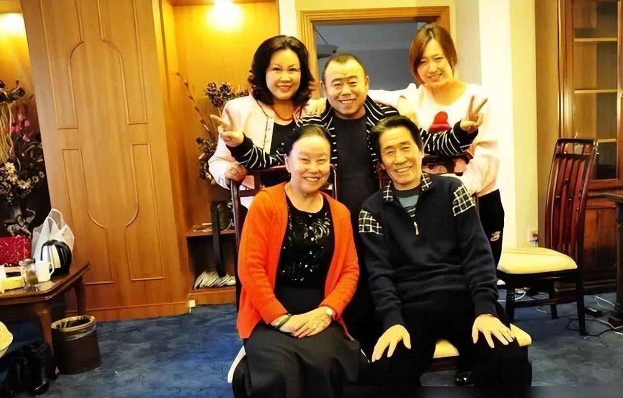 潘长江一家五口!86岁的妈妈看起来好幸福,女儿还不如她呢!