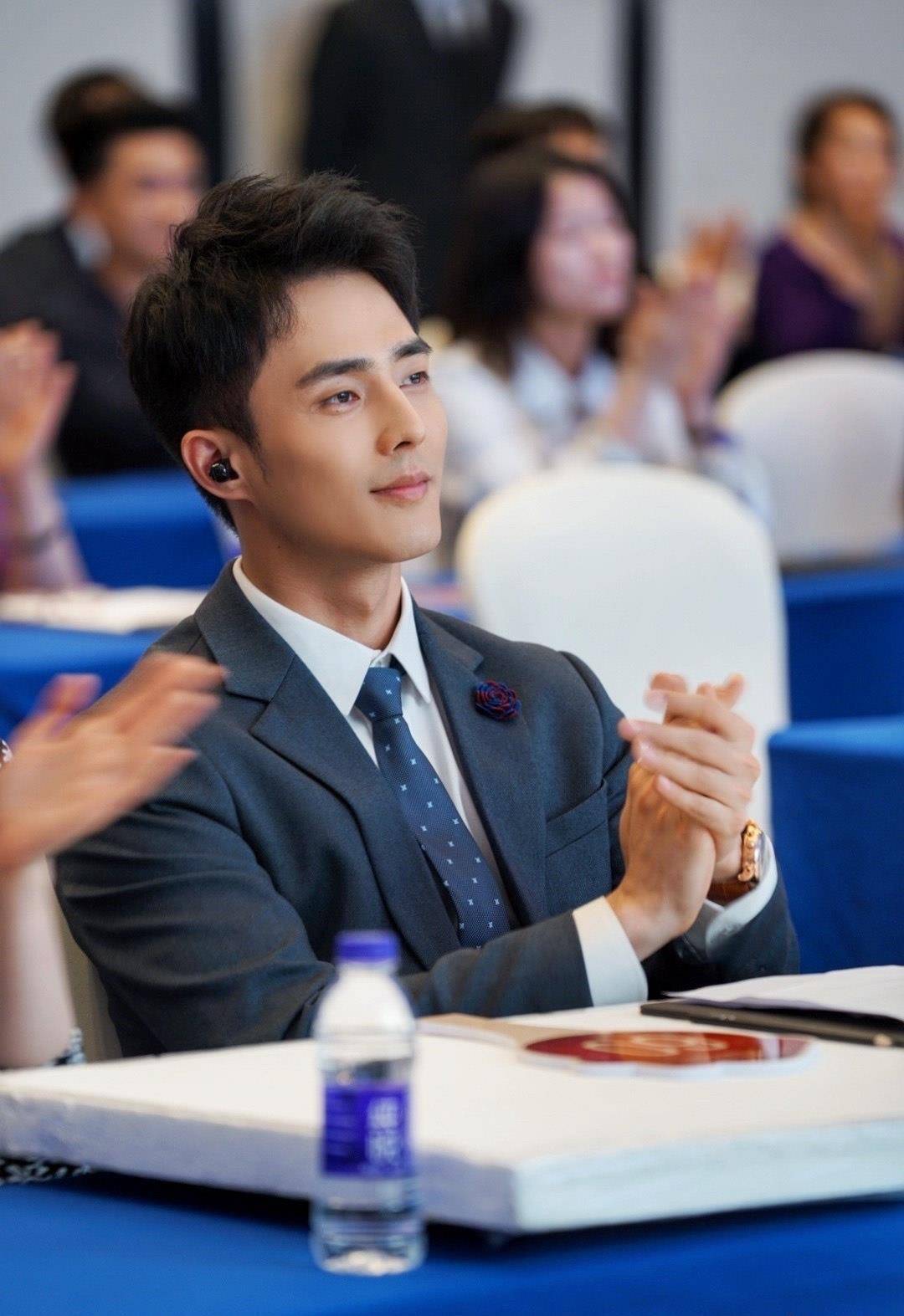 的苏伏竟是《失恋疗养院》里的他,现代装更可_裴子添_西装_白色