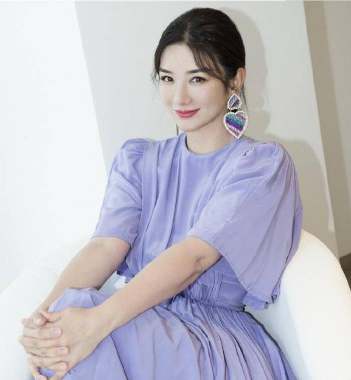 她投资的甜点店成了上海在线名人商店,而她投资的餐厅也在美食节上