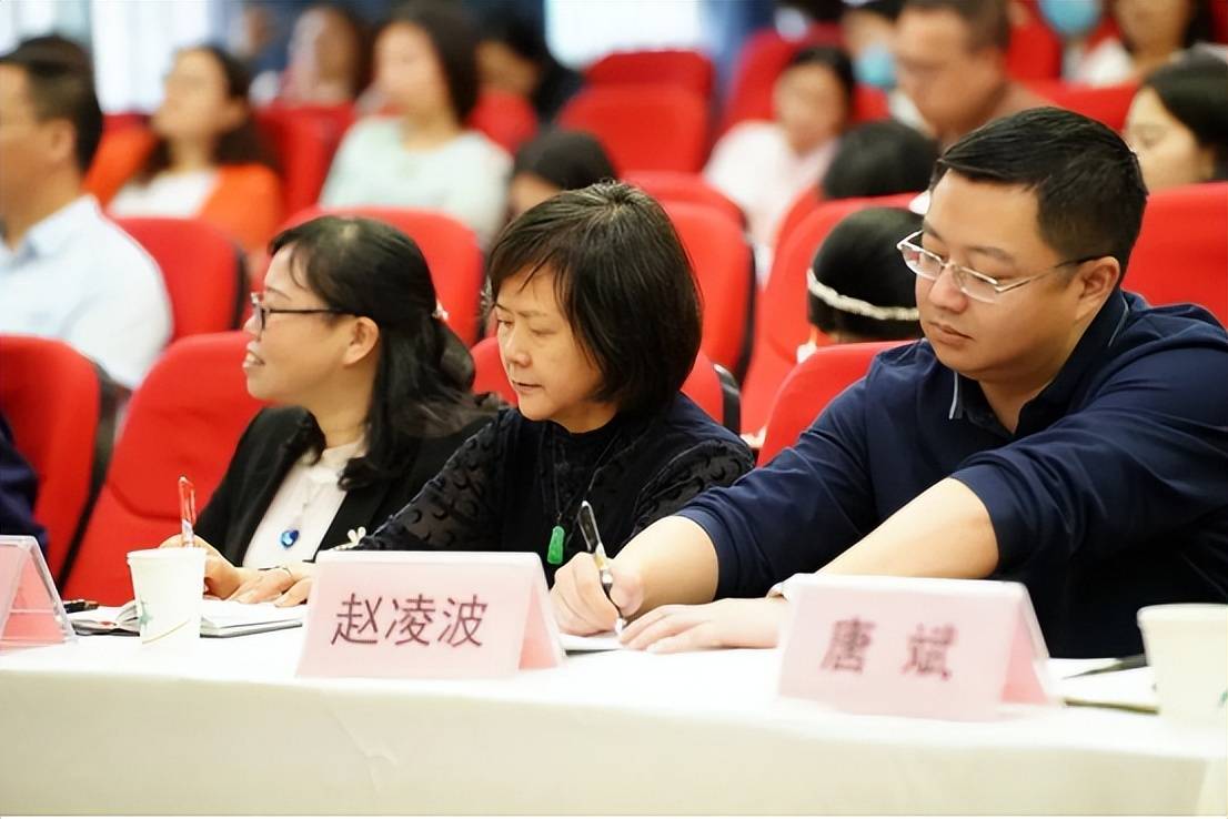 成都师范学院教授谢定兰,武侯区教育科学研究院小学数学教研员赵凌波