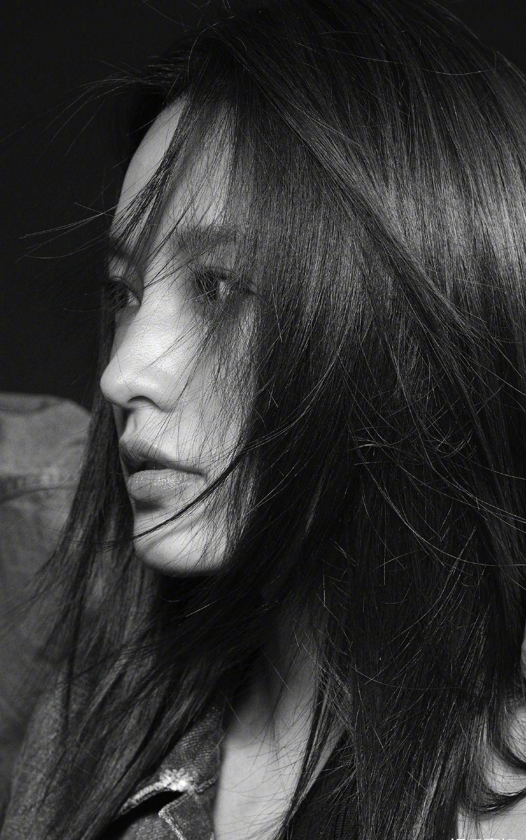 李沁黑白氛围感写真,静谧的氛围,疏离的气质,慵懒与文艺_女友_状态