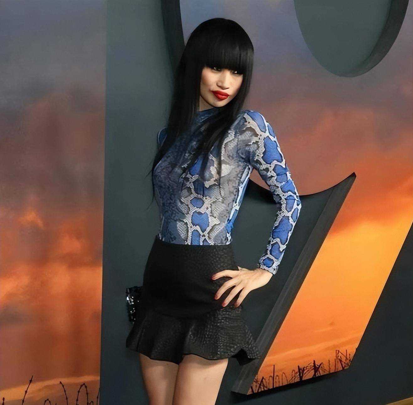 白灵不仅衣着性感,而且在镜头前还会做出一些奇怪的动作,这些年来