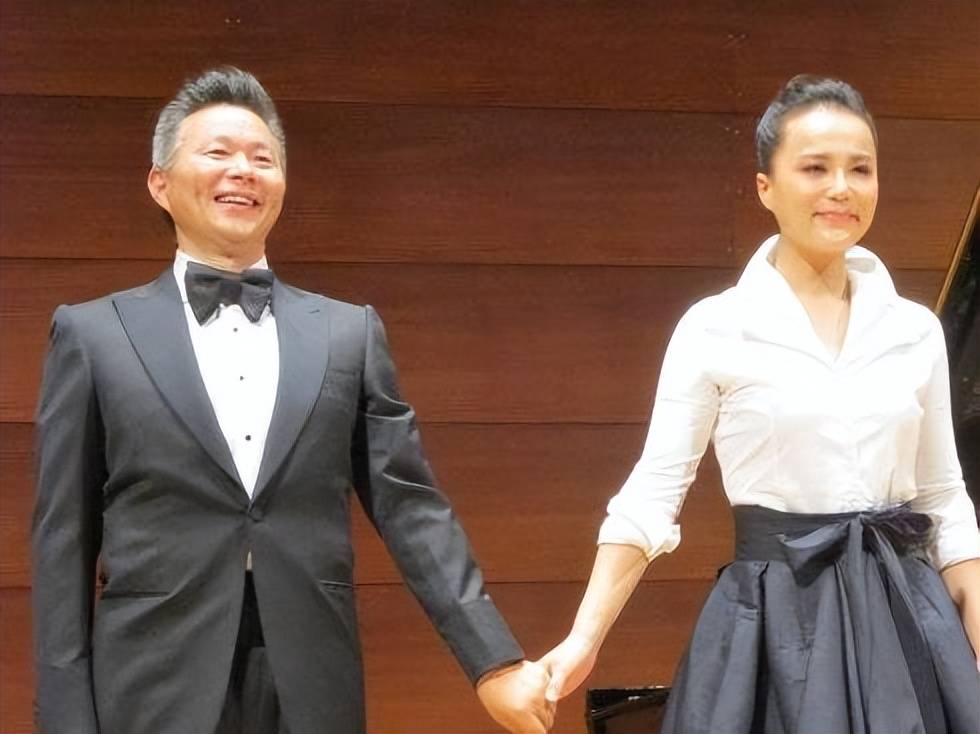 著名歌唱家王宏伟:4岁丧父,母亲守寡51年,他的反哺让人泪奔_李秀兰_带