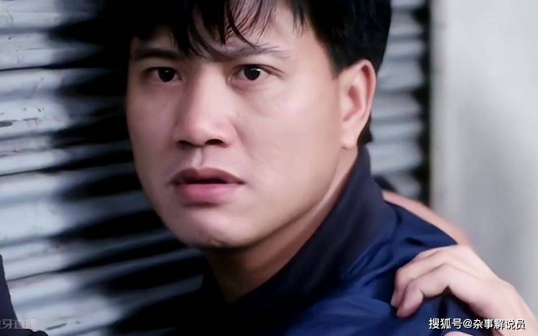 65岁"流氓大亨"万梓良当众亲吻美女,被批风流成性_影片_内地_行为