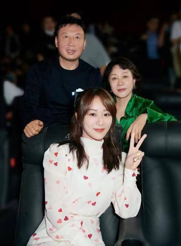 杨紫妈妈的颜值原来这么高!