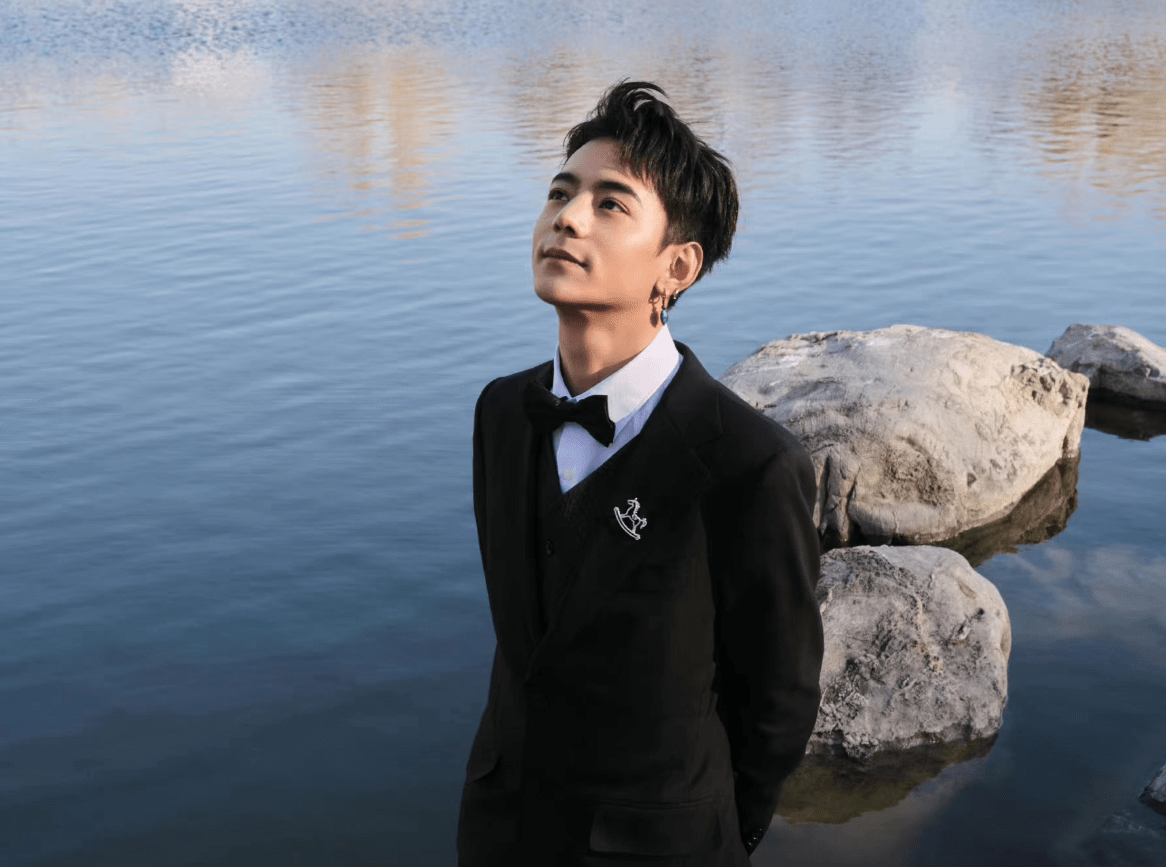 西装配藏风耳环真时髦,气质怎么变油了?_邓亚萍_身材_活动