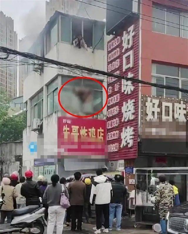 女子将2娃扔下楼获救自己身亡引发社会关注，火灾如何正确自救？（女子把2岁女儿扔下7楼）