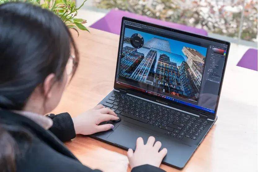 顶级 OLED 屏幕 + 虚拟旋钮的高能轻薄创作本:华硕灵耀 Pro 14 测评