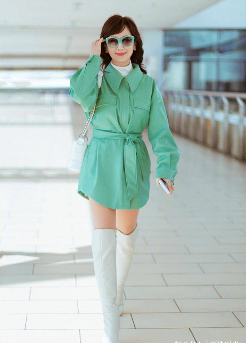 赵雅芝夏季造型够时髦!