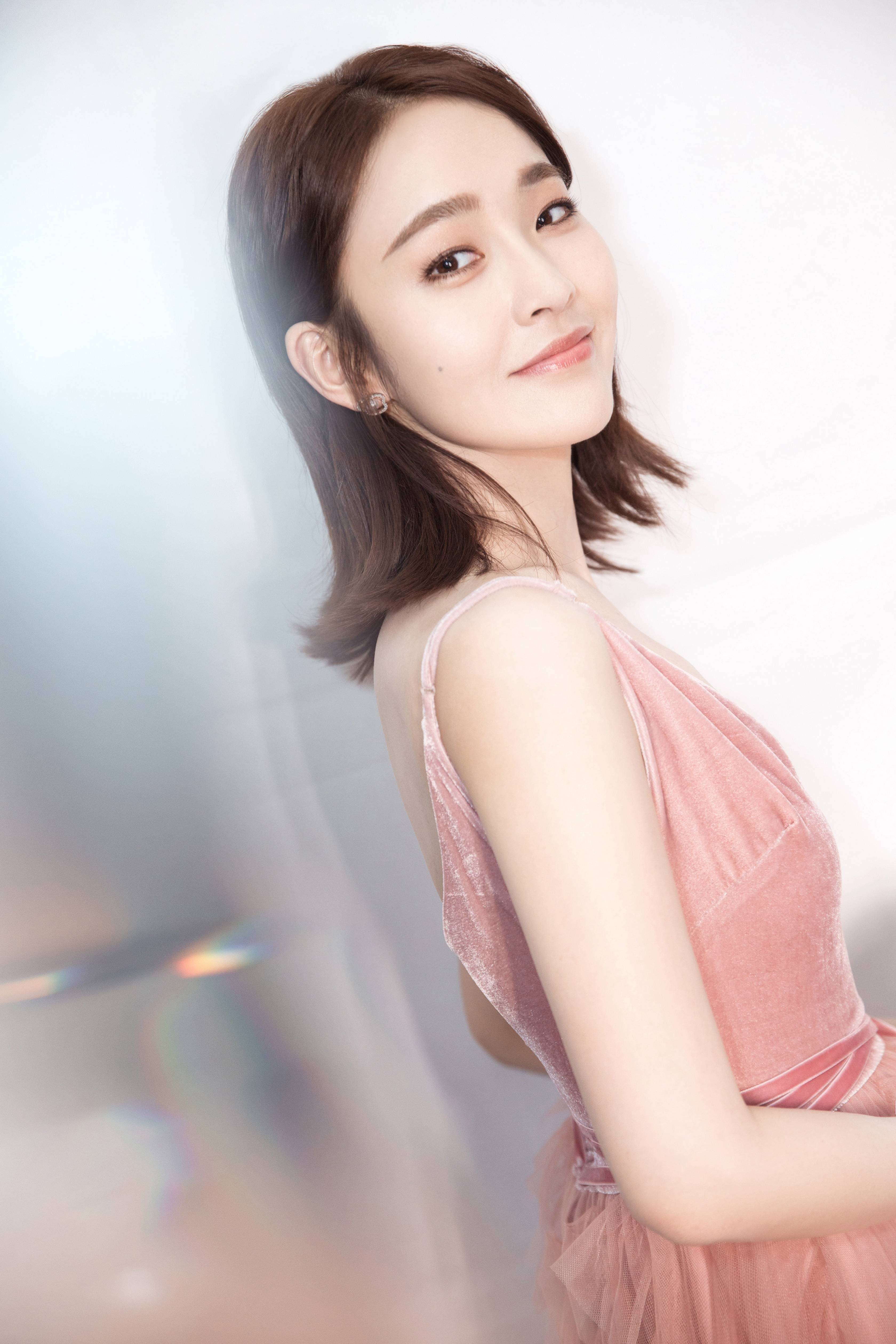 张佳宁白色连衣裙优雅写真_海兰_演技_长相