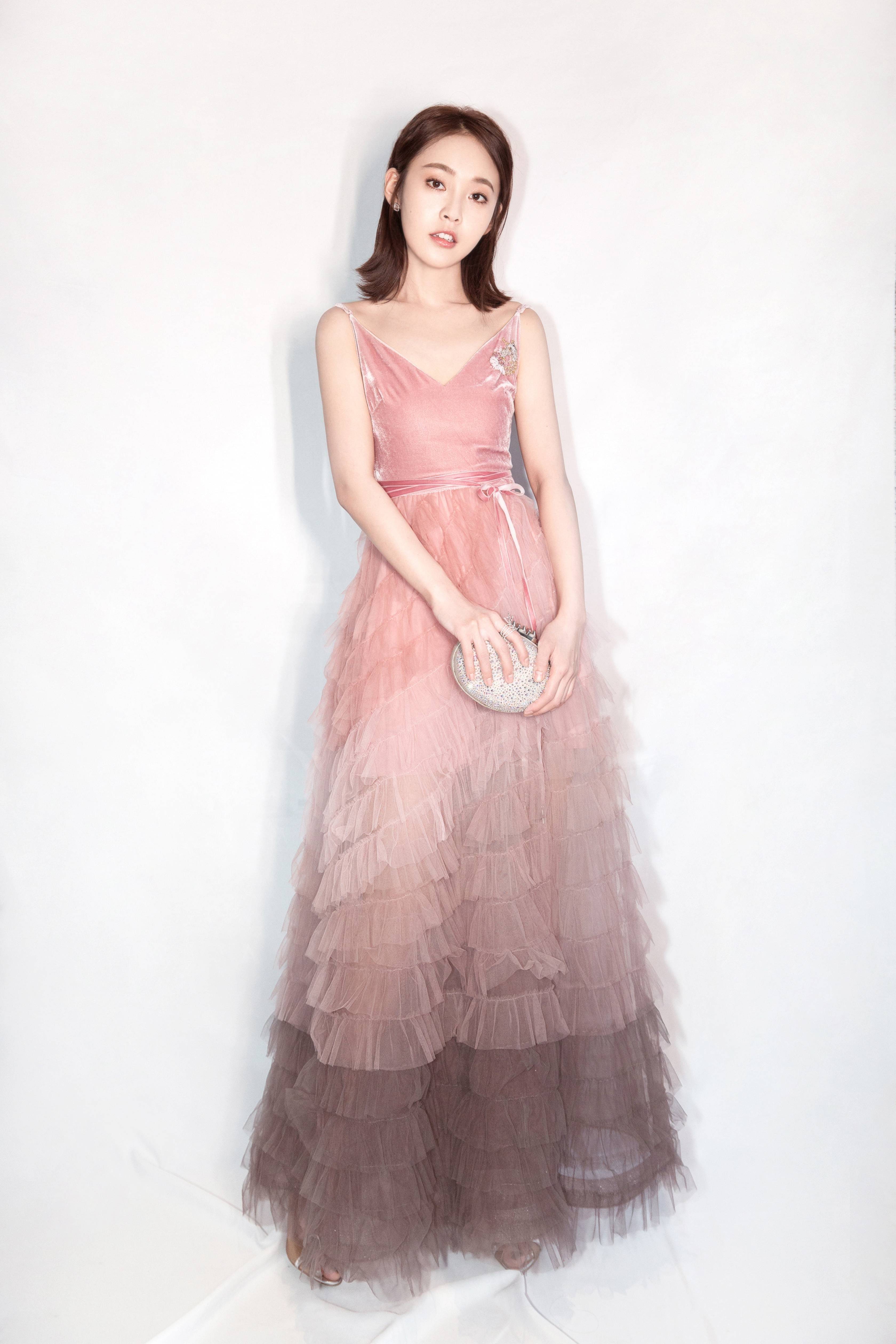 张佳宁白色连衣裙优雅写真_海兰_演技_长相