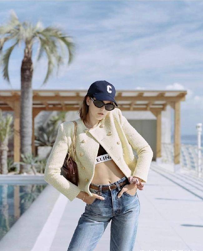 lisa,韩素希撞衫国际超模!「她」靠极品川字腹肌大胜_外套_bra_白色