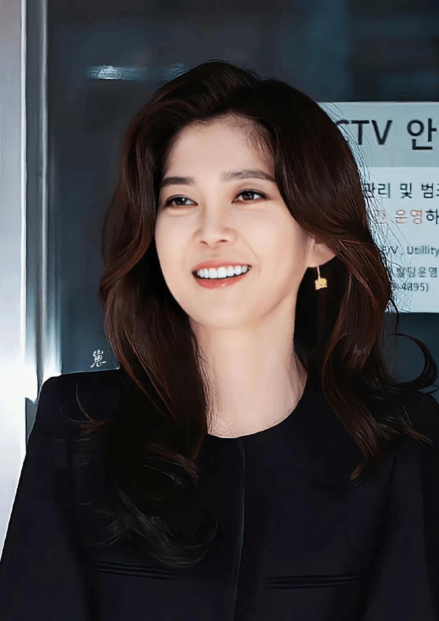 作为知名企业的高管,李富真的造型由专门的时尚团队打造,对发型和整套