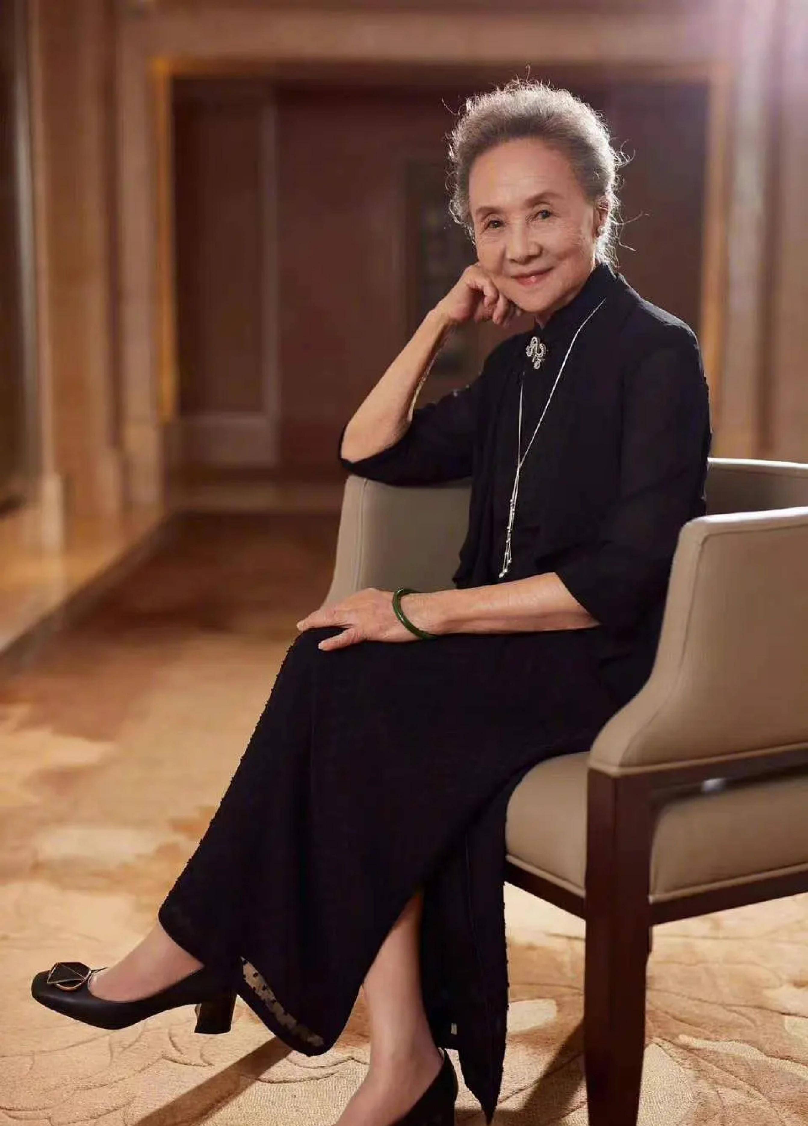 这才是优雅老去的模样,体态挺拔穿衣气质,谁看了不羡慕呀_奶奶_连衣裙