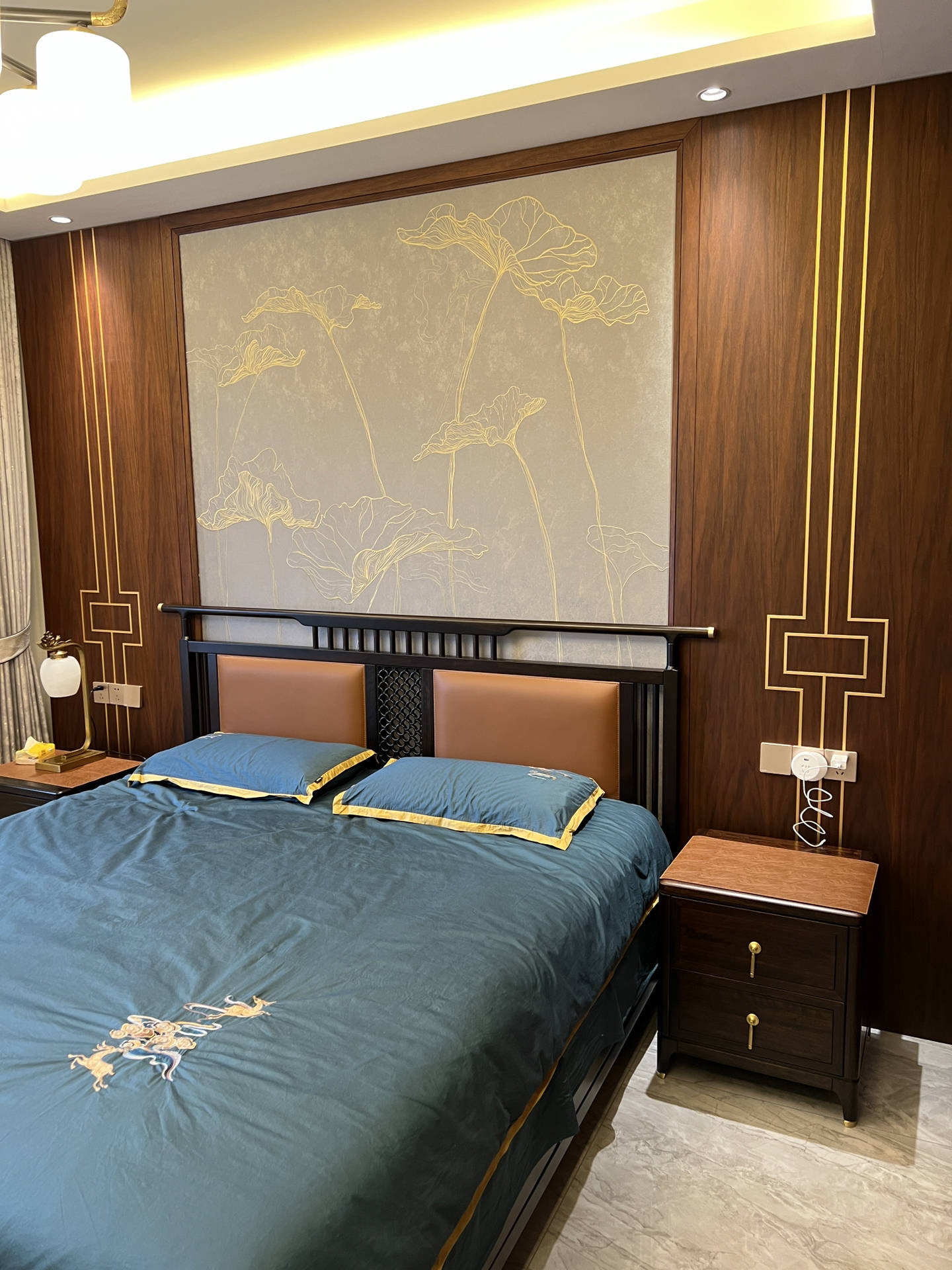 床头背景墙沉稳而温馨,蓝色的床品在暖光之调中愈加温馨,让新中式实木