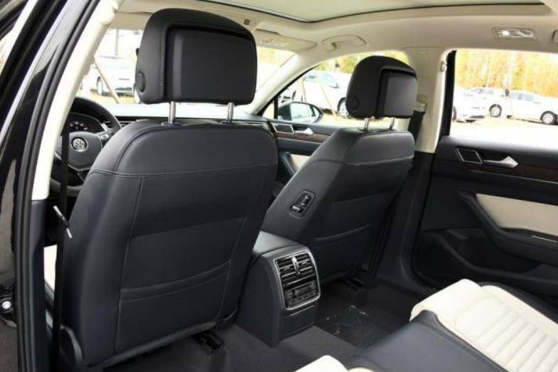 新迈腾刚下板车准备参展,水泥灰涂装很威风,车内有220v插座_搜狐汽车