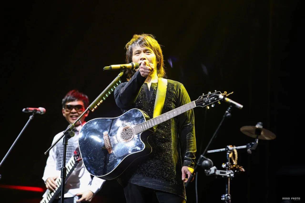 伍佰演唱会现场粉丝大合唱,根本不给他开口的机会_音乐_观众_听众