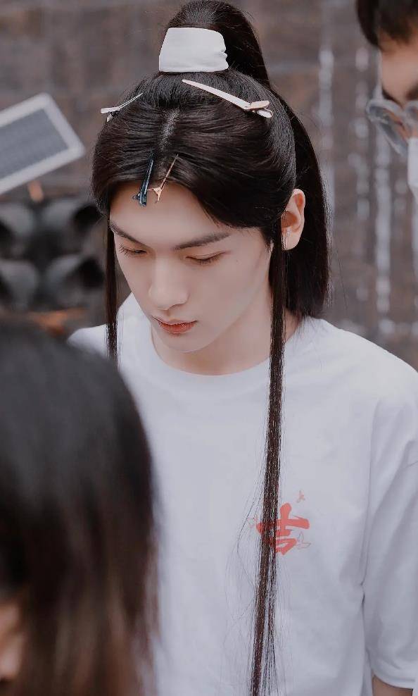 天官赐福更名,花城谢怜妆造惹众怒,翟潇闻张凌赫被吐槽不合适_造型