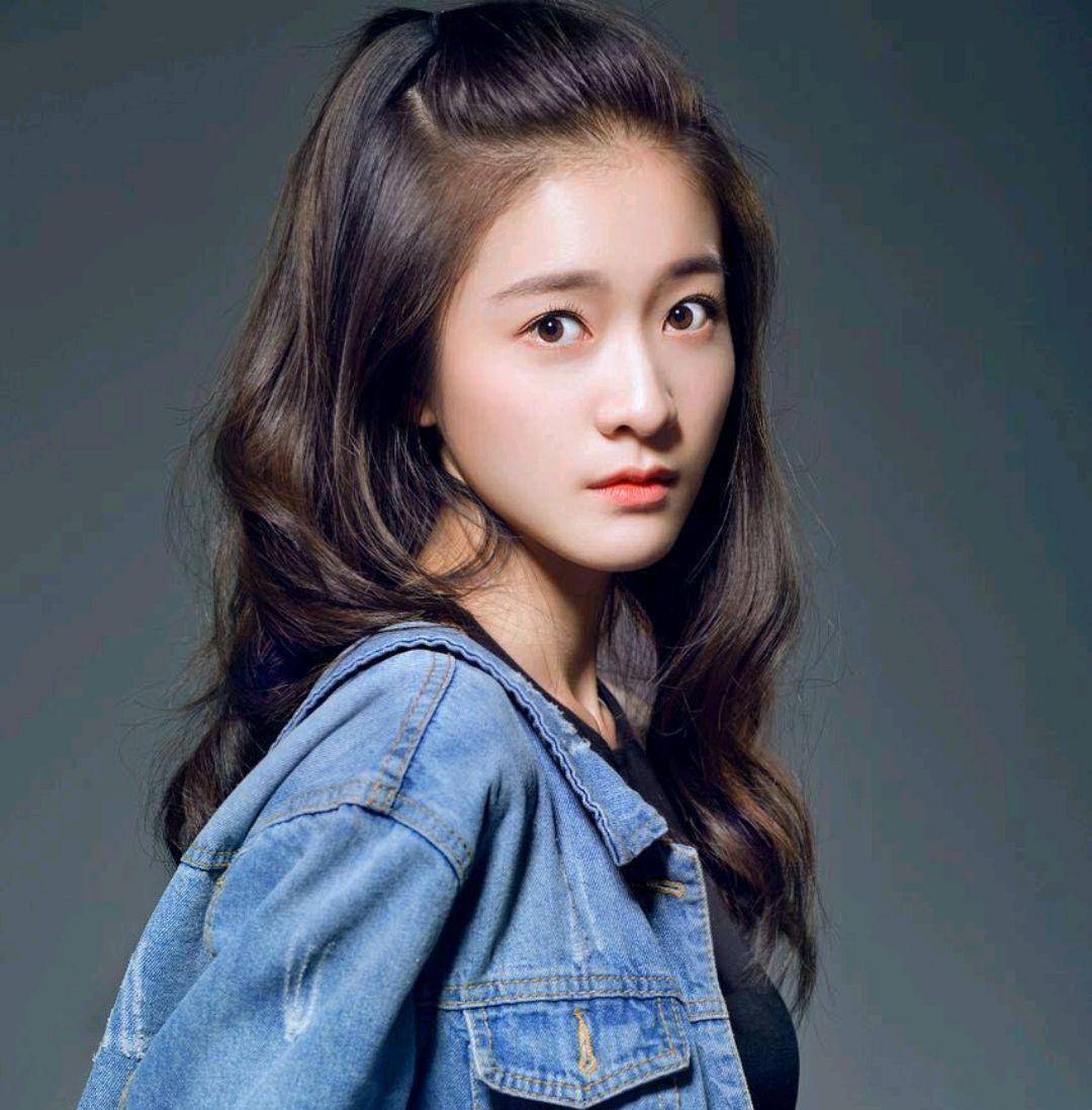 曾经也是关晓彤闺蜜,并一起以高分被大学录取的张雪迎却不在95后小花