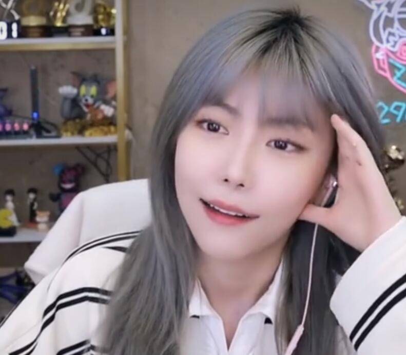 树奈奈官宣恋情:礼物收麻了,老公粉现在滚出直播间_水友_单身_小伞