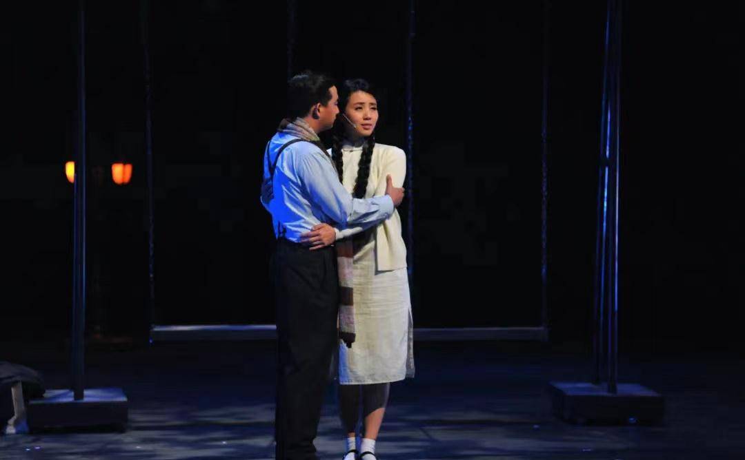 孙莉带孩子现身乌镇,4岁儿子呆萌可爱,二女儿气质出众神似黄磊_穿着