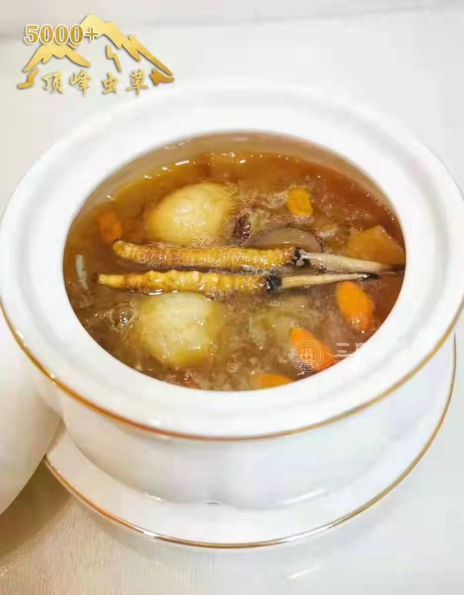 新鲜虫草炖汤炖鸡是非常名贵的一种菜系,属于非常高端的食材配合.