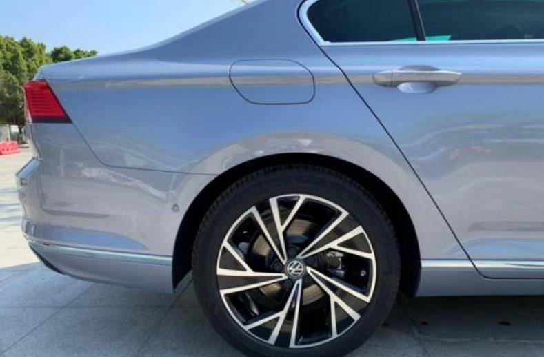 新迈腾刚下板车准备参展,水泥灰涂装很威风,车内有220v插座_搜狐汽车