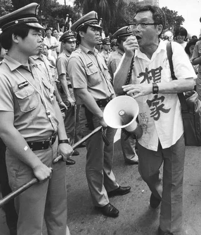 台湾老兵终于返乡,多年后干儿子前来寻他,带走3勺他坟前的泥土_大陆