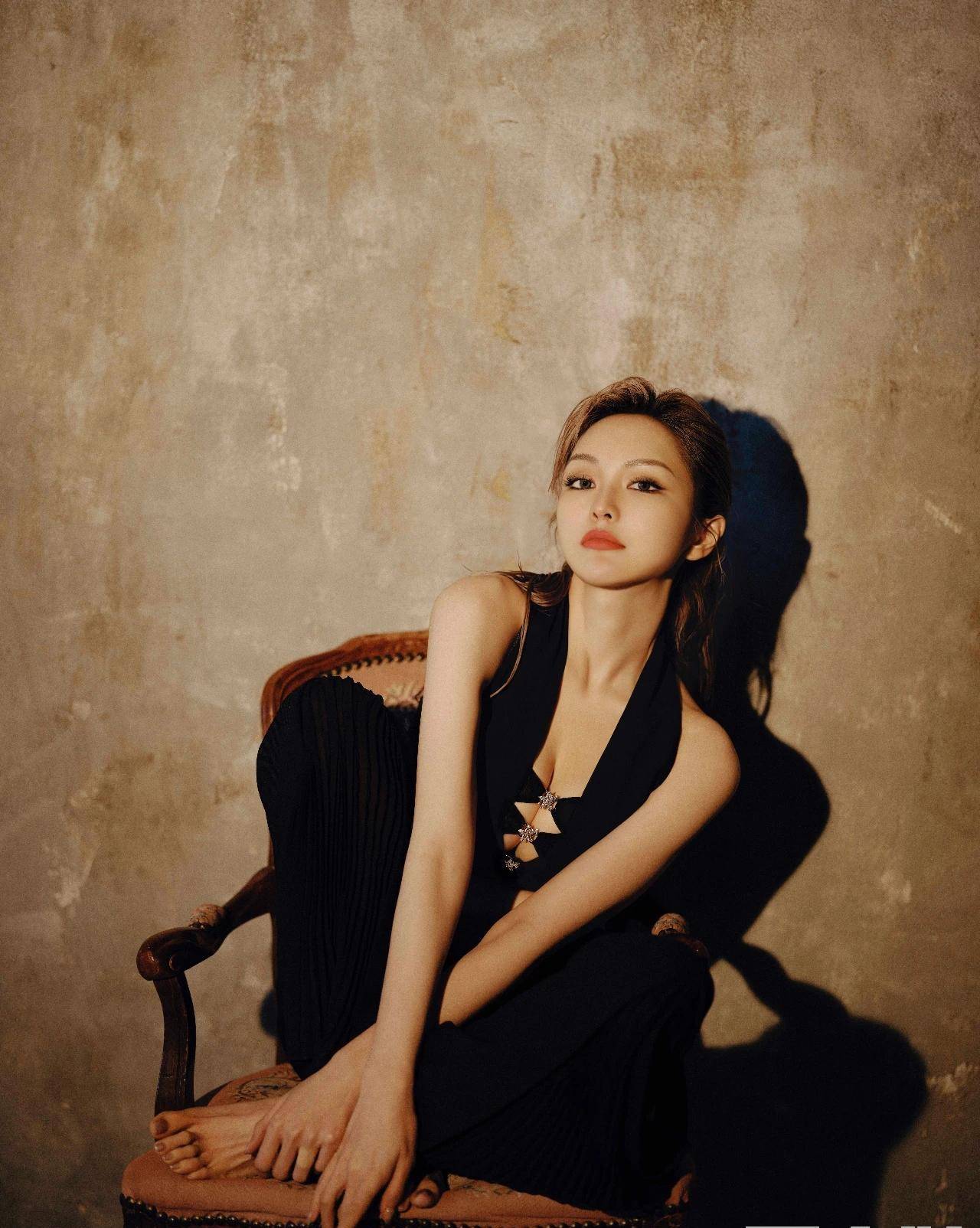 周扬青登《男人装》四月封面,穿深v大秀美背,身材傲人似美人鱼_黑色