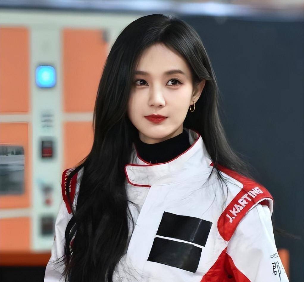 《女子推理社》原以为李一桐够靓,不料25岁田曦薇,穿校服就惊艳_活动