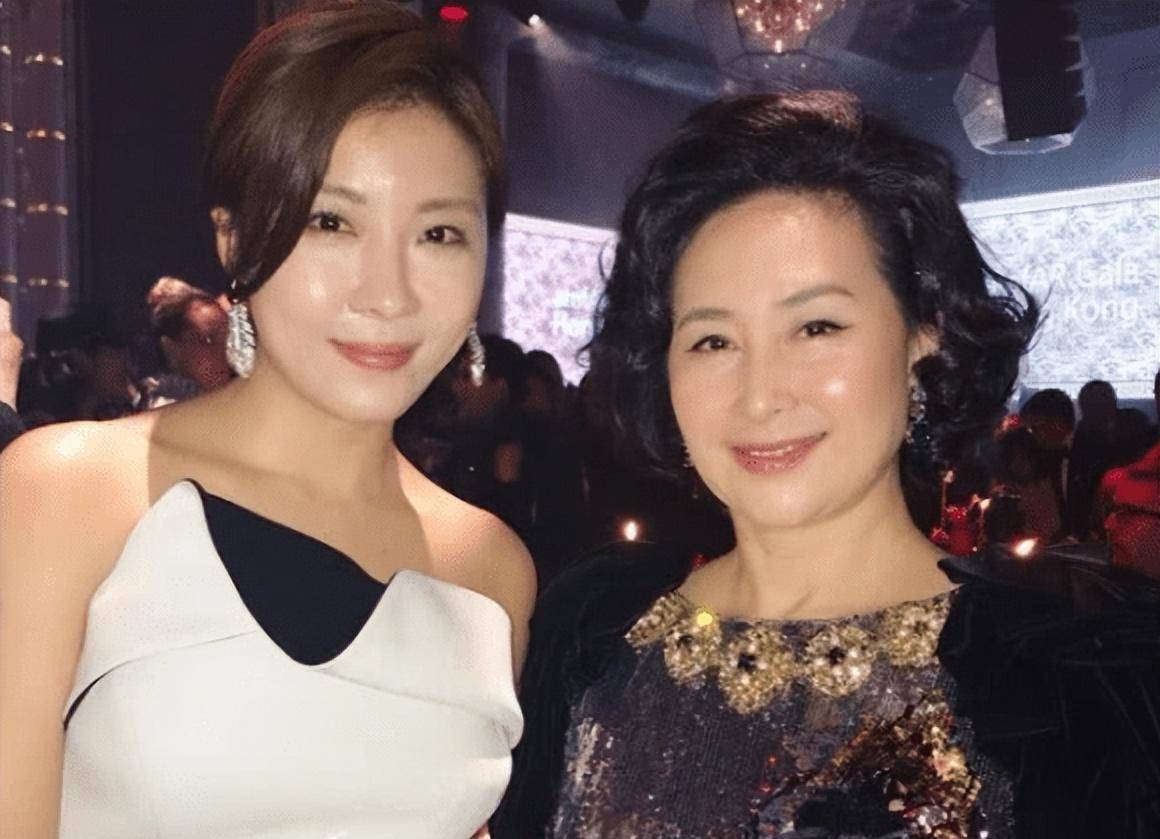 看她和李嘉欣的合照就知道了_何超莲_明星_时候