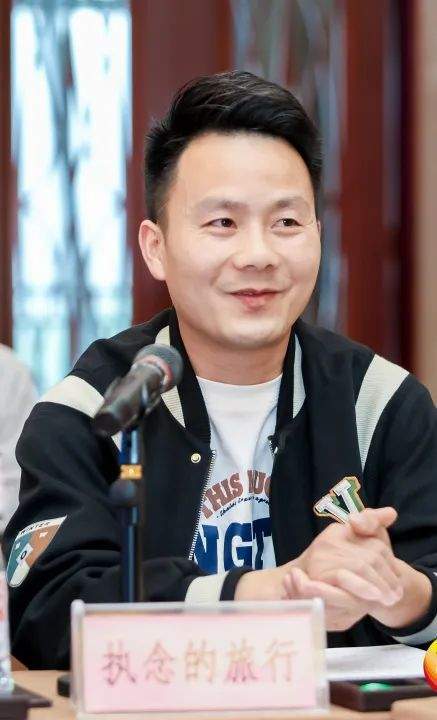 省网络直播专委会会长阮飞刚发言,他首先对网络直播协会这两年多的