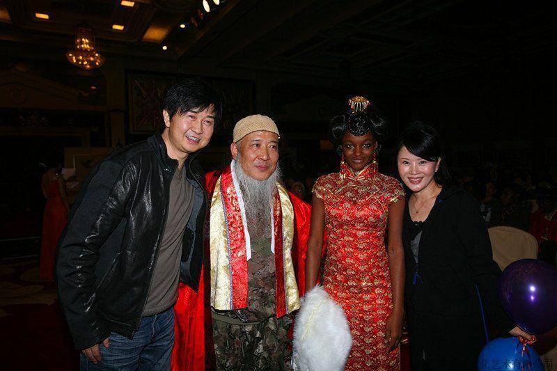 花4000万娶24岁非洲娇妻,今二人过得怎样_杨彦_爱情_婚礼