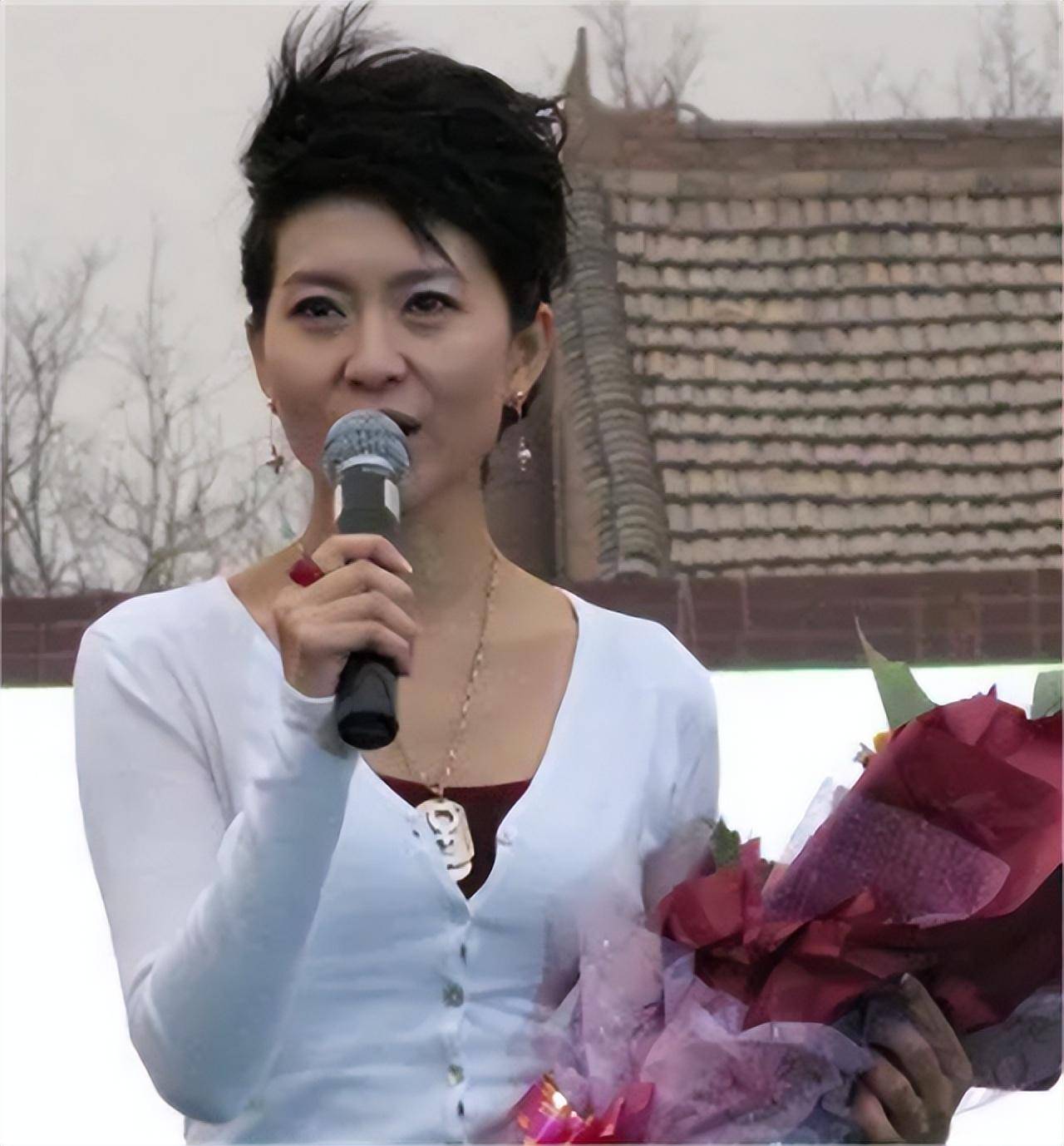 前国脚黎兵与歌星甘萍近况:他足球事业不顺利,她53岁仍显年轻_甘平_小