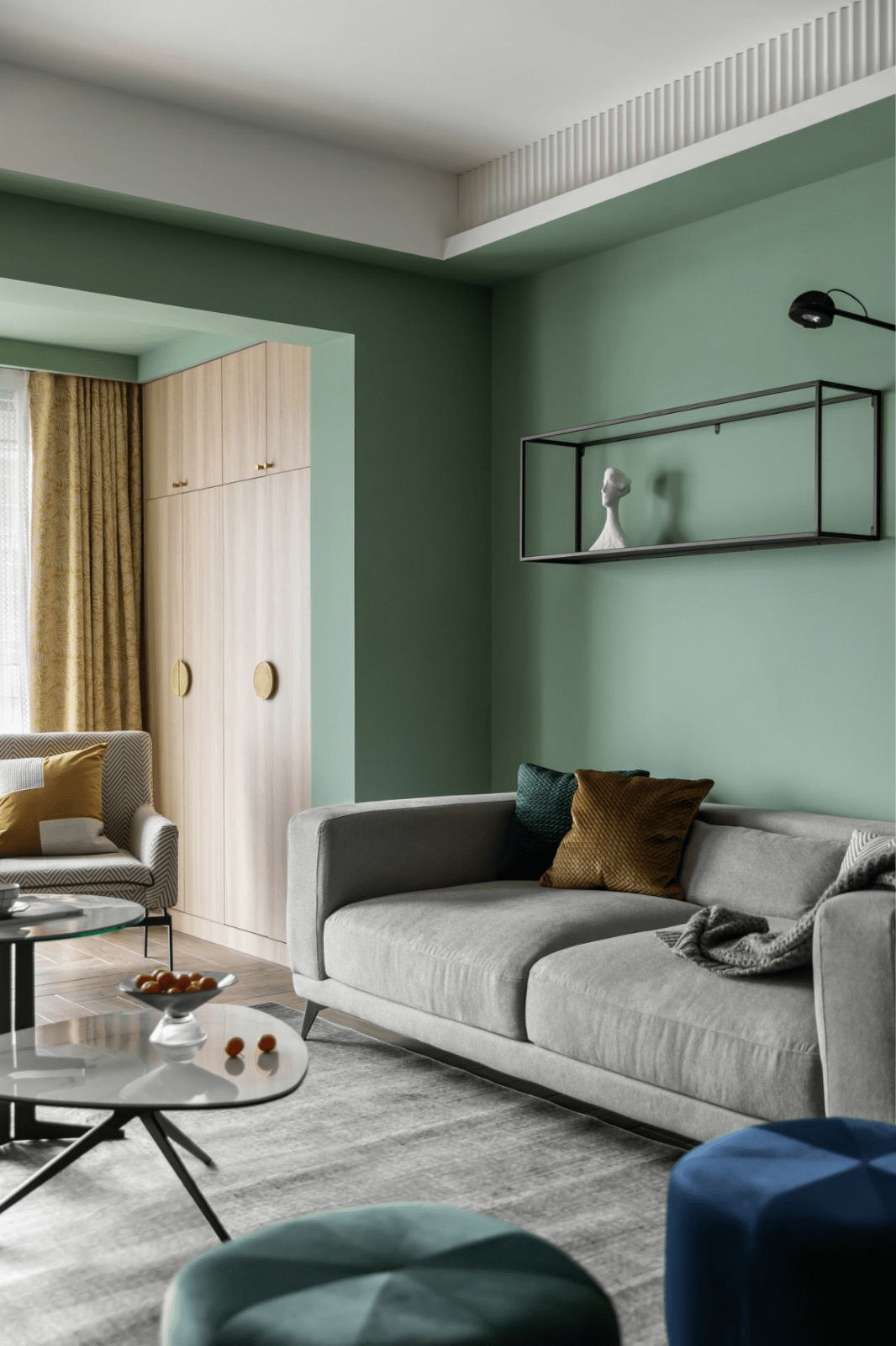 104平清新淡雅轻松舒适,乳胶漆与木饰面用草青色化繁为简_阳台_客厅