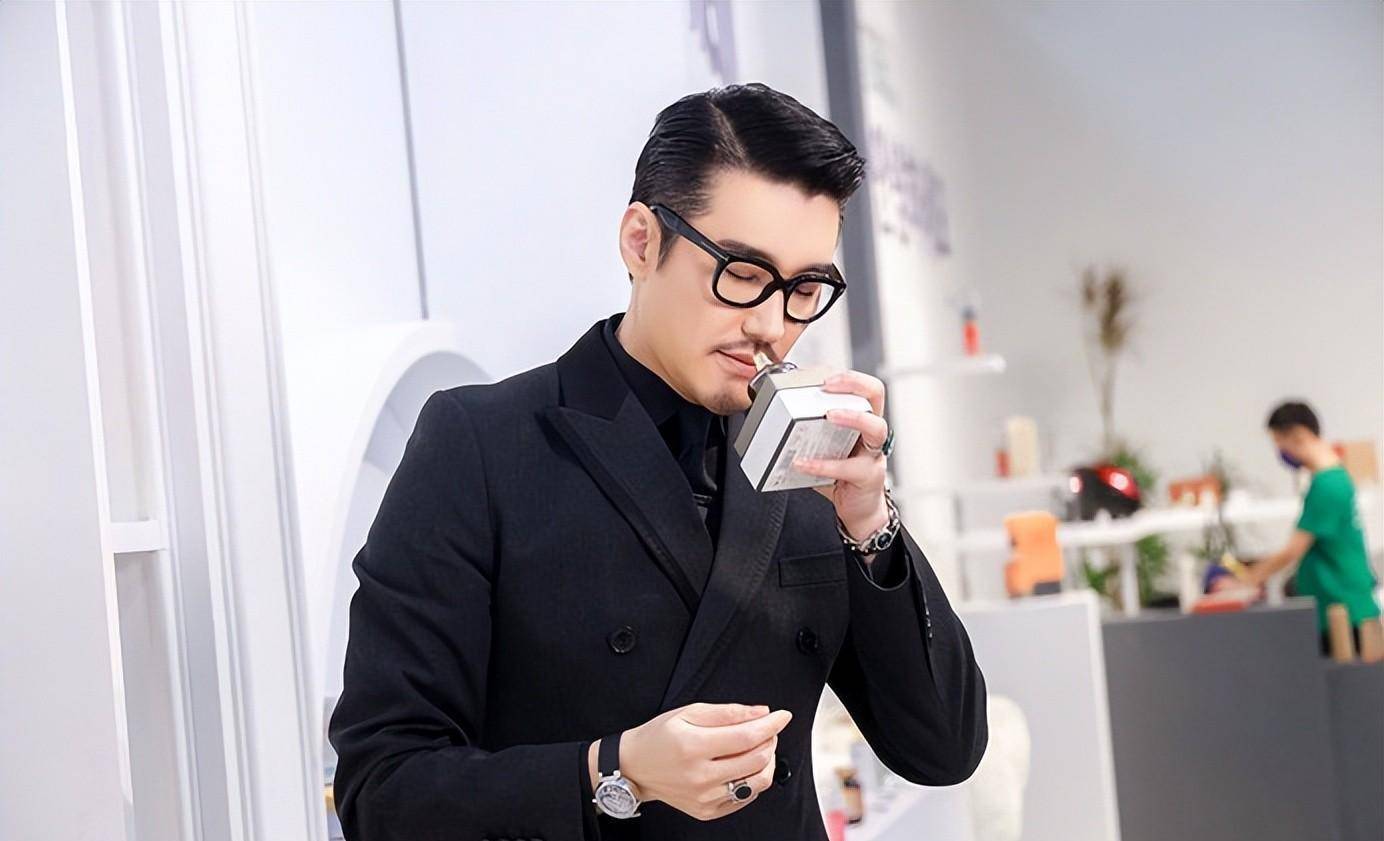 穿黑色大衣配漆皮鞋像个骑士,留八字胡特爷们_男性_显得_西装