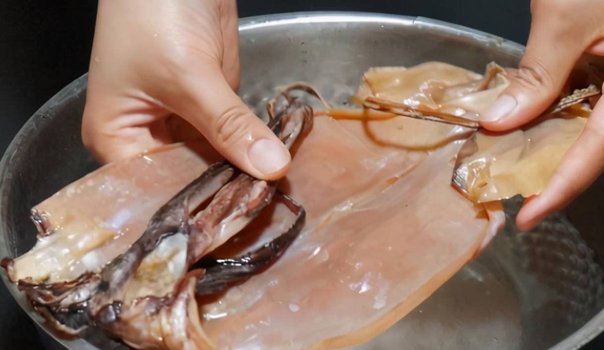 泡发干鱿鱼用清水?