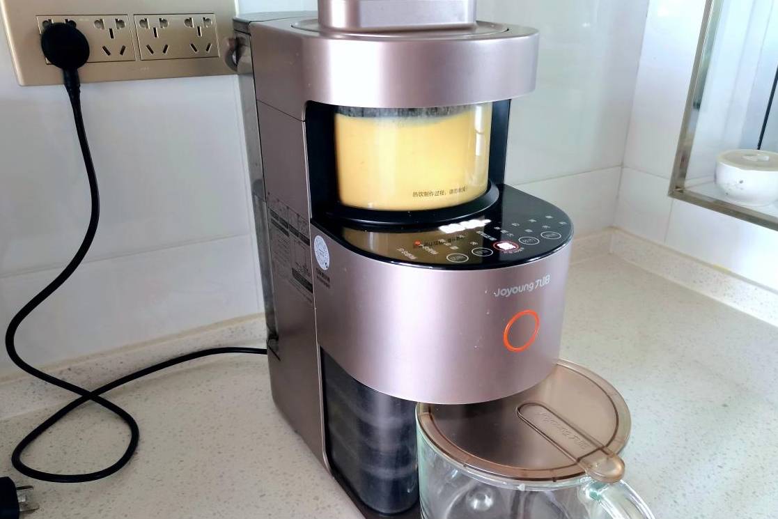 4,给煮蛋器里面添加适量清水,按煮蛋开关,5分钟就好.