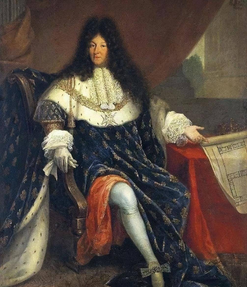 路易十四披着缀有法国王室象征的鸢尾花的天鹅绒,戴着浓密的假发,穿着