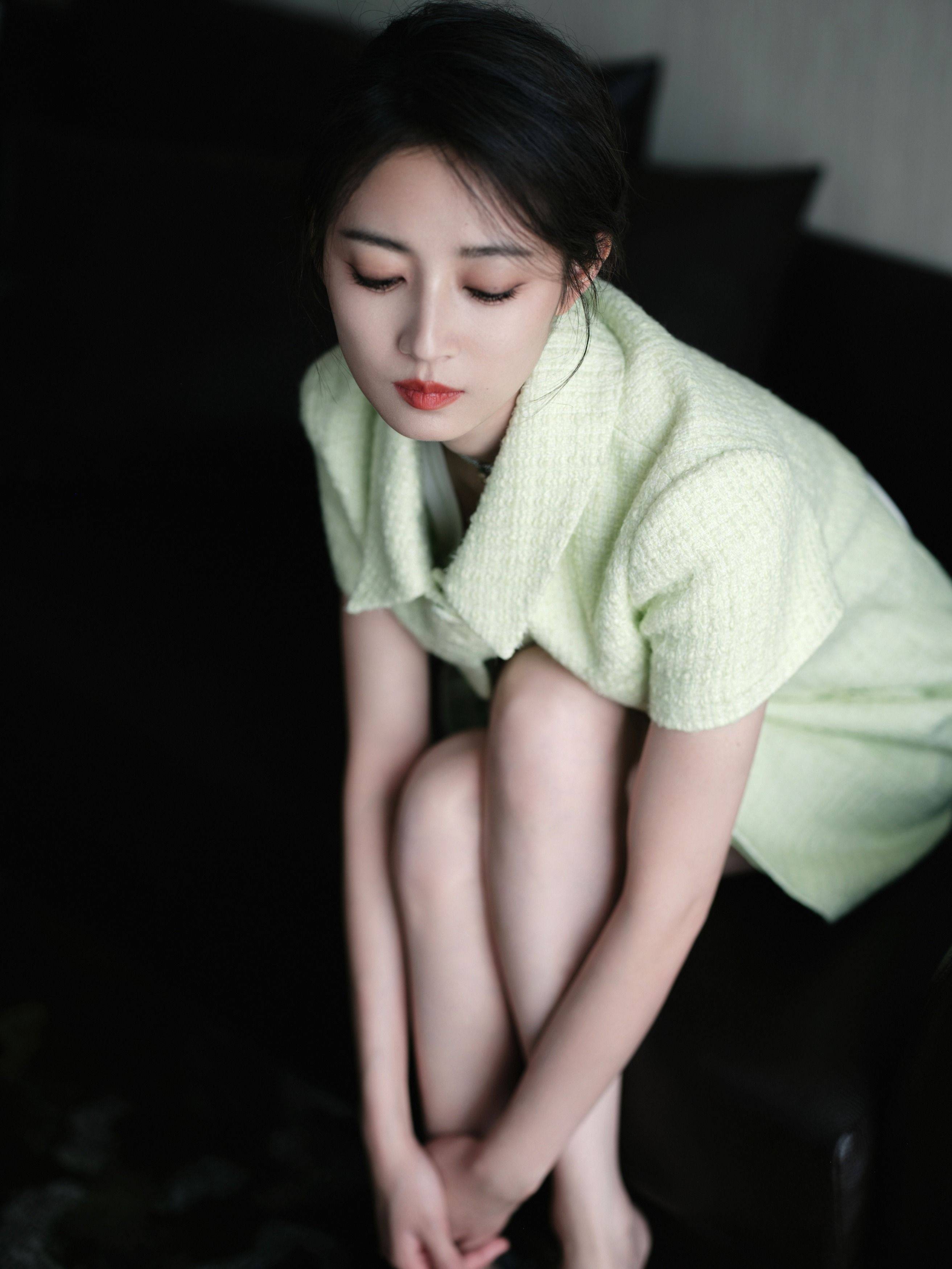 陈钰琪绿色连衣裙性感美腿写真_吊带_演技