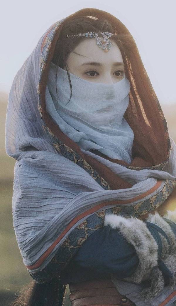 李一桐身穿蓝色系古装搭配毛绒披风,面纱遮面,整体造型超漂亮!