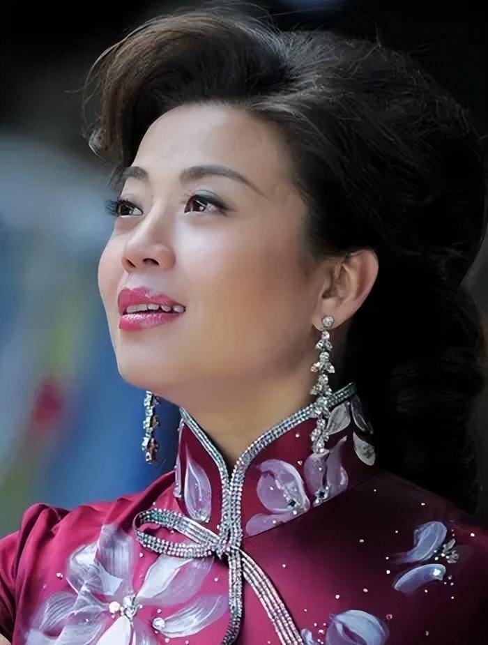 "舞台常客"张也:54岁单身未育,与男闺蜜的感情让人羡慕_金铁霖_父母