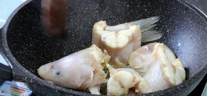 第一次见长江白鮰鱼,买回家做了白汁鮰鱼,因长相吓人,没人敢吃