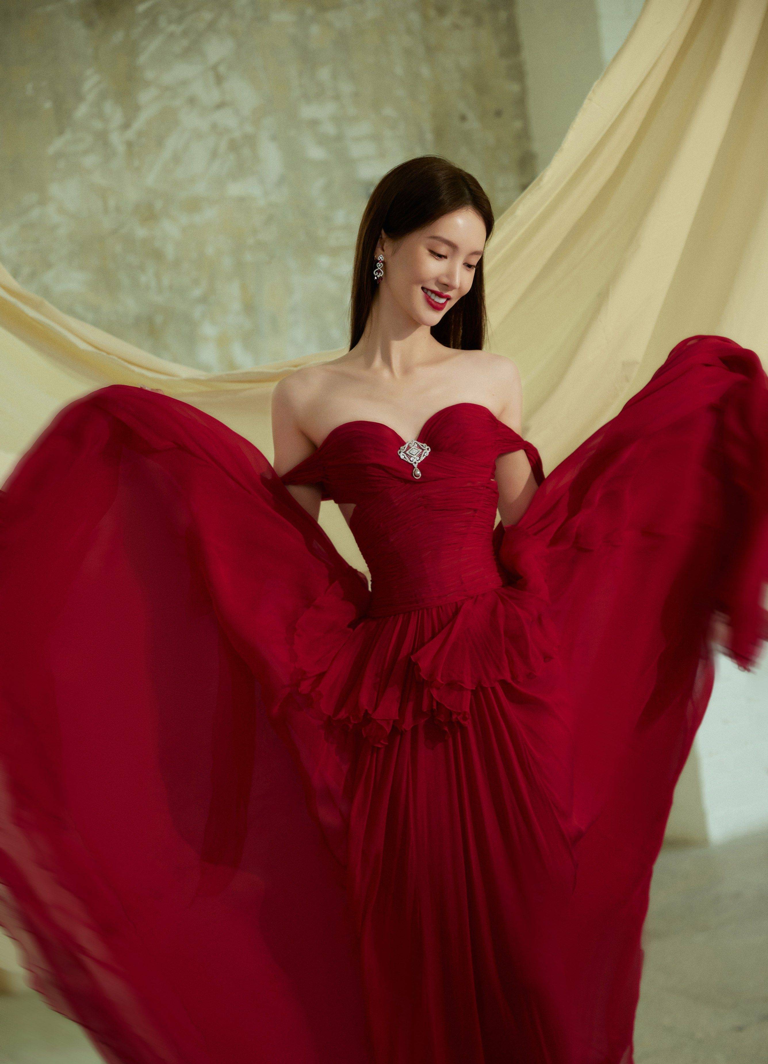 金晨大红抹胸连衣裙性感写真_设计_裙摆_网友